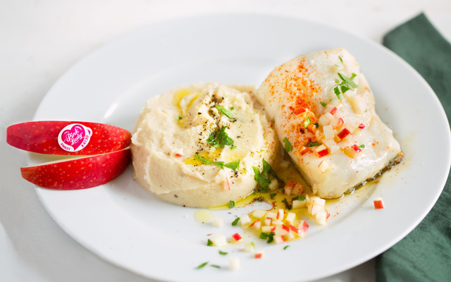 Cabillaud à l'unilatérale, mousseline de pommes Pink Lady® et céleri & vinaigrette croquante