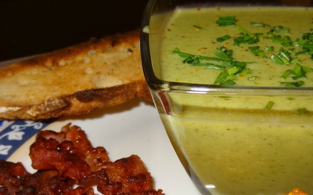 Velouté de brocolis, lard fumé grillé, tuile au parmesan