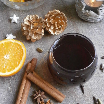 Jus de raisin chaud épicé comme un vin chaud