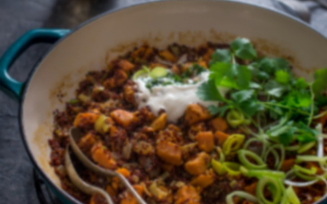 Quinola pilaf de patate douce et de poireau