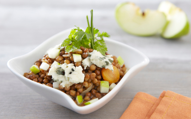 Lentilles tièdes, roquefort et herbes fraîches