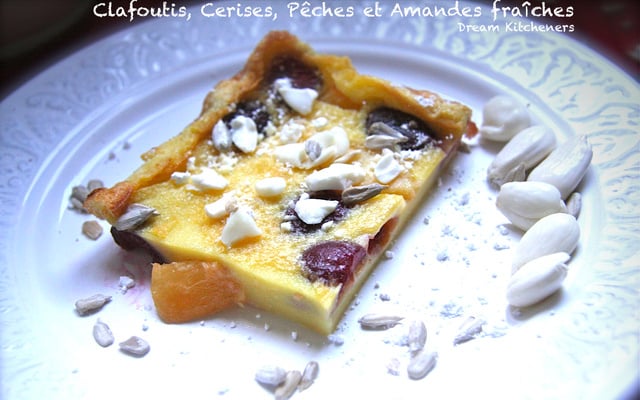Clafoutis cerises, pêches et amandes fraîches