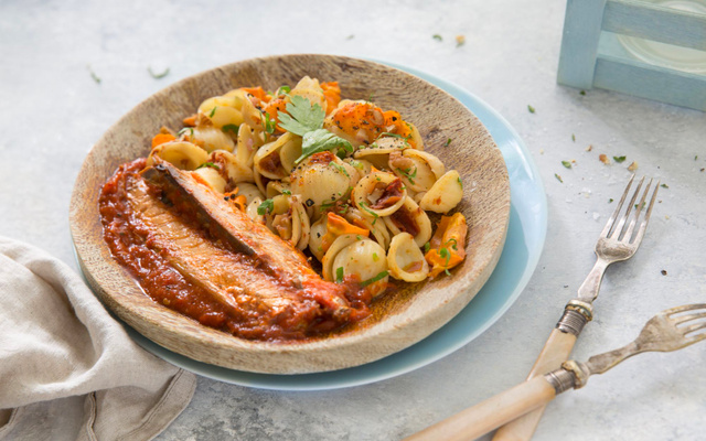 Maquereaux Arrabbiata, salade d’orecchiette tomate séchée et carottes rôties