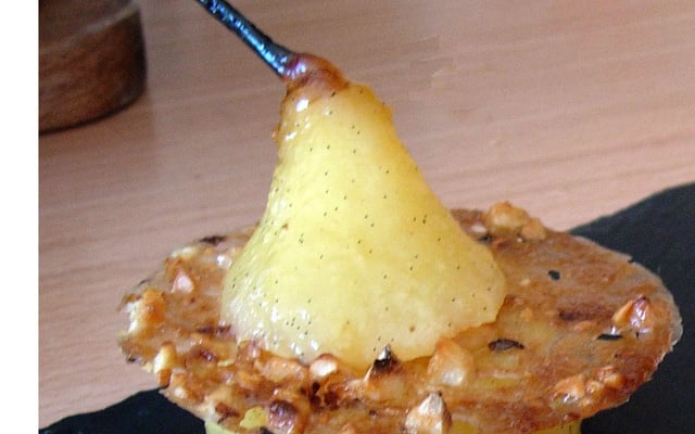 Poires rôties à la vanille fourrées à la crème brûlée et tuile craquante à la noisette