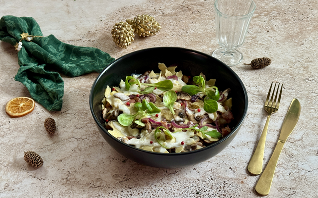 Pâtes de Noël étoilées aux oignons caramélisés, champignons et lardons fumés