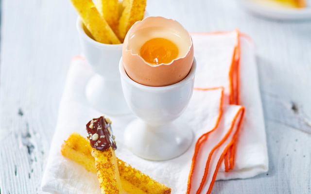 Œufs de Pâques et mouillettes moelleuses