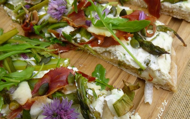 Pizza printanière aux asperges vertes et chèvre frais