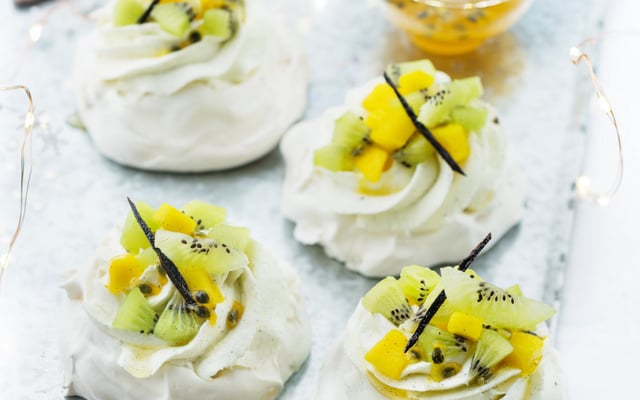Pavlova, crème, duo mangue et kiwi