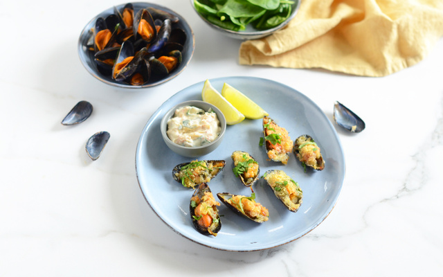 Moules gratinées au jambon cru et pousses d'épinards