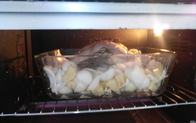 Poulet au four aux herbes sur lit de pommes de terres