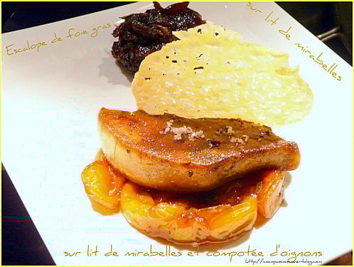 Escalope de foie gras et sa tuile sur lit de mirabelles compotée d'oignons