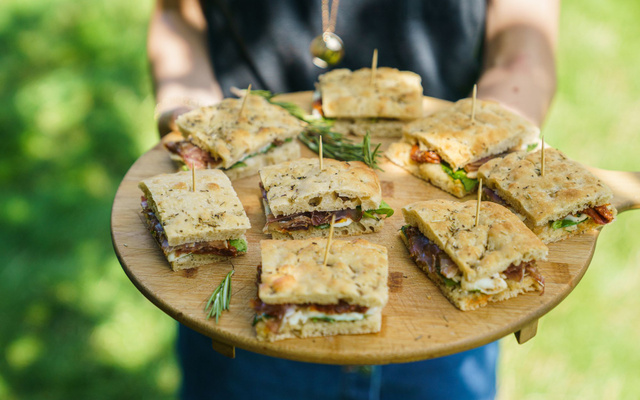 Mini sandwich à la focaccia, mozza, jambon cru, tomates séchées et pousses d’épinard