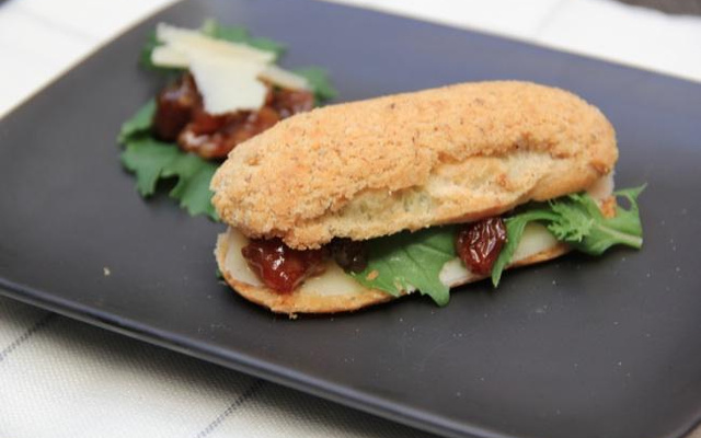 Eclairs croustillants au Cantal, chutney de poires