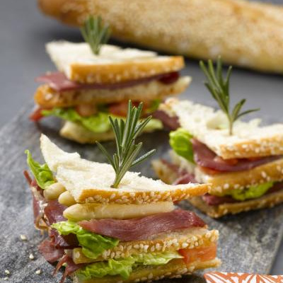 Mini clubs-sandwichs au magret fumé
