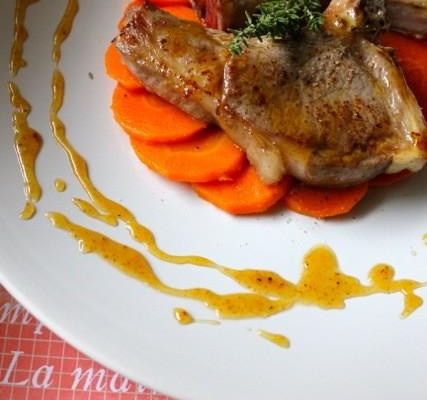 Côtelettes d'agneau, réduction au miel et thym, carottes croquantes