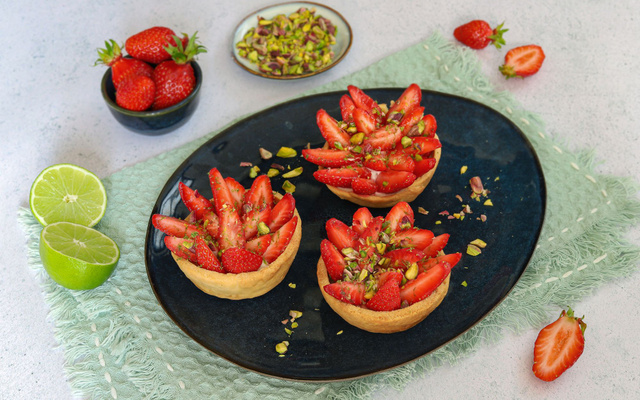 Tartelettes aux fraises, crème de cheesecake et pistaches