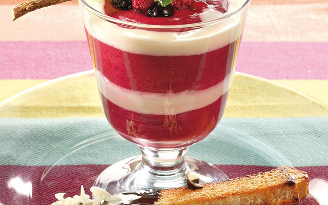 Crème de fruits rouges à la réglisse, mouillettes de chocolat