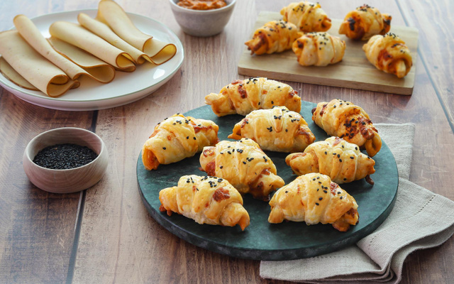 Mini-croissants apéritifs aux tranches végé pois chiches, pesto rosso et mozzarella