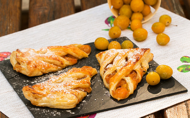 Feuilletés aux mirabelles confites