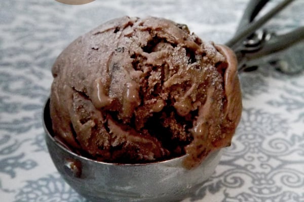 Glace craquante au chocolat (sans sorbetière)