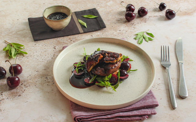 Magret de canard Rossini, confiture de cerises noires