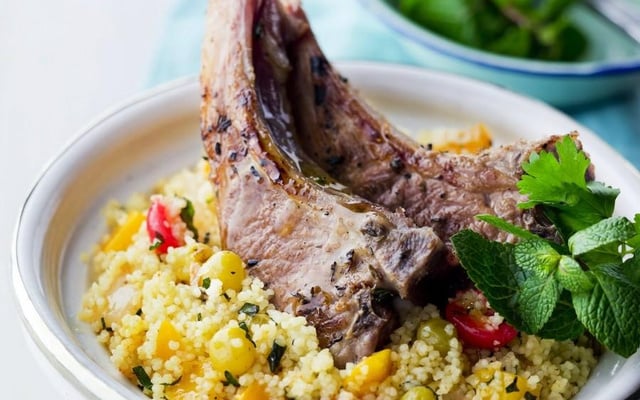 Côtelettes d'agneau et son couscous aux fruits