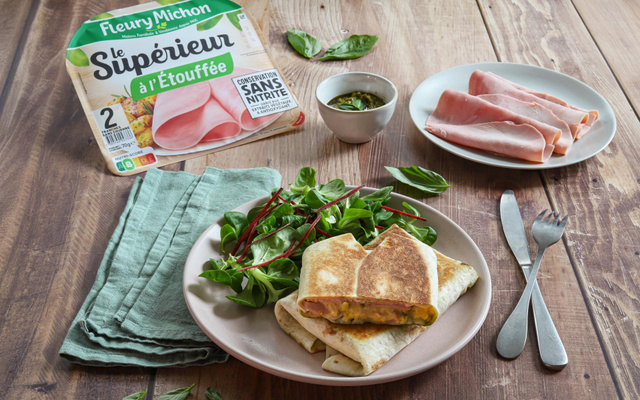 Wraps aux oeufs brouillés, pesto et jambon de porc