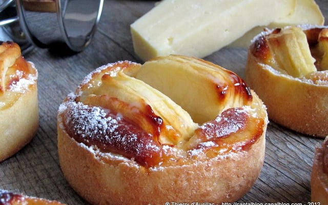 Tartelette pomme, caramel et Cantal jeune