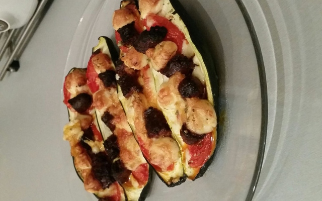 Courgettes gratinées au chorizo, tomate cerise et mozzarella