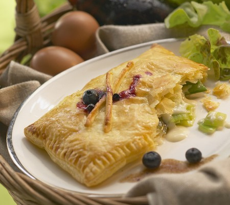 Feuilletés de maroilles aux myrtilles, poireaux et poivre
