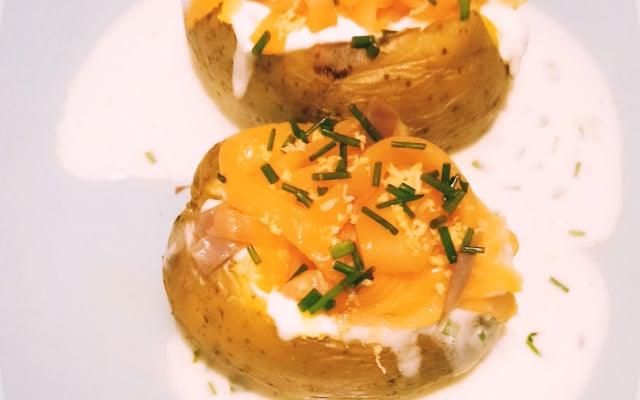 Pommes de terre au four, saumon fumé, crème, citron et aneth