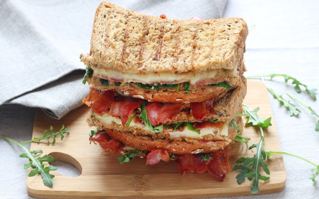 Croque croustillant au bacon et Cantal