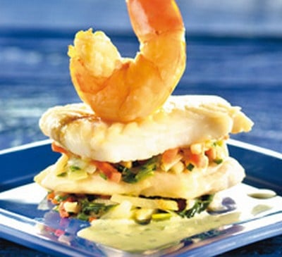 Millefeuille de merlu et gambas à la crème d'ail