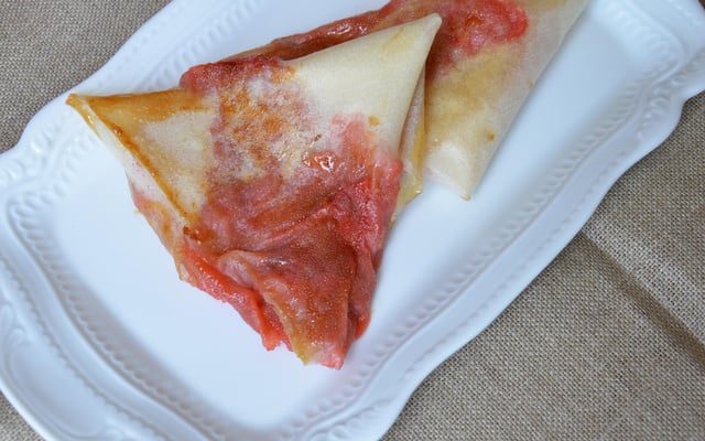 Triangles croustillants fraises, rhubarbe et miel d'eucalyptus