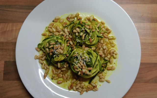 Spaghettis au citron, courgettes et pignons grillés