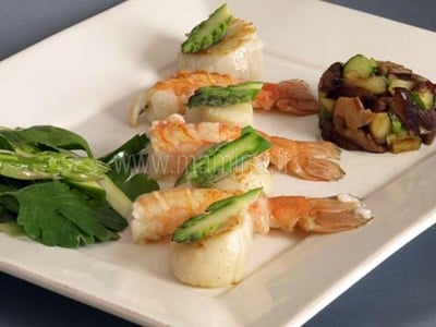 Coquilles Saint-Jacques et langoustines rôties aux shitakés et asperges vertes