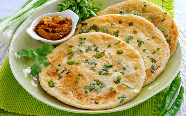 Pains indiens paratha aux épinards et épices
