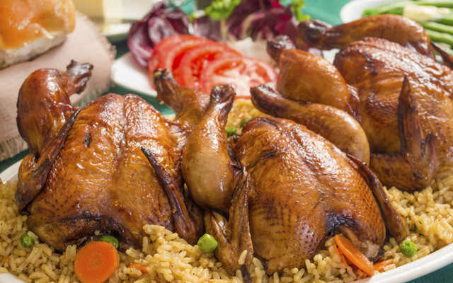 Coquelets rôtis farcis et riz carottes petits pois