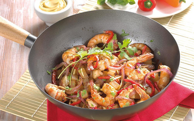 Wok de topinambours, gambas et sauce salsa piquante