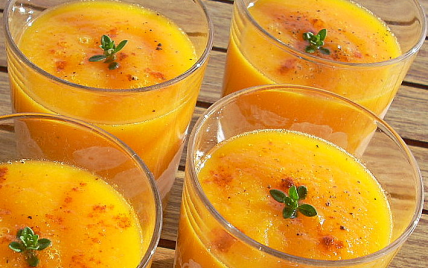 Soupe glacée avec des carottes, ananas et cumin