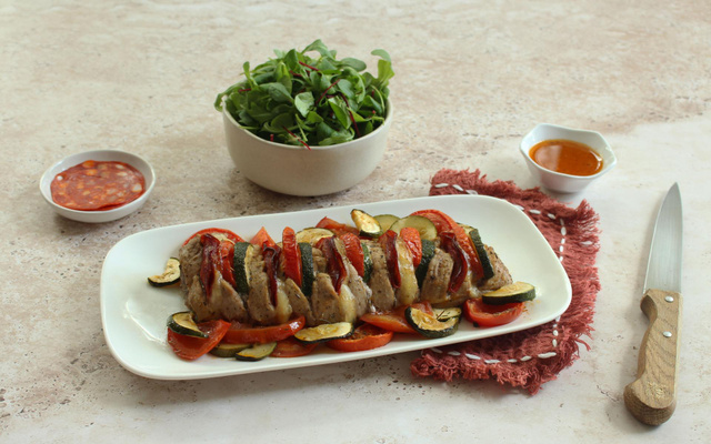 Filet mignon de porc façon hasselback aux légumes du soleil, chorizo et mozzarella