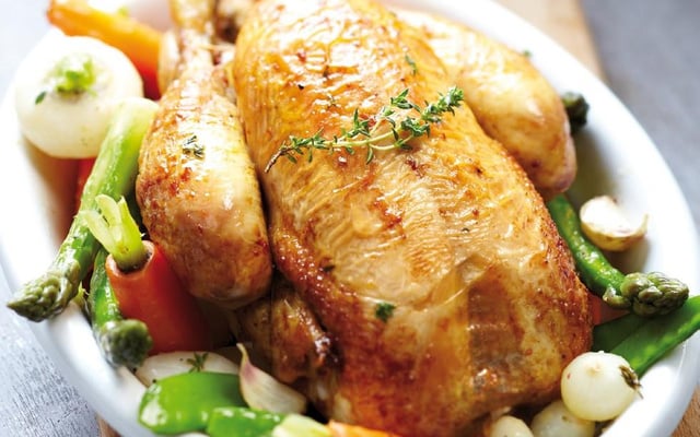 Poulet rôti, fraîcheur de légumes nouveaux