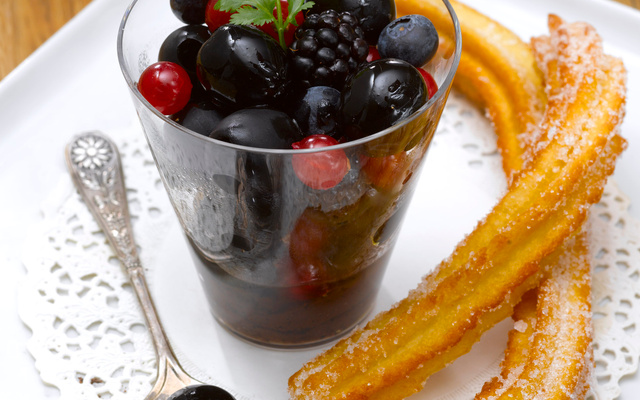 Salade d'olives noires, fruits rouges et chocolat et ses churros