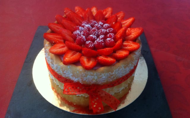 Charlotte légère aux fraises gariguettes et framboises fraîches