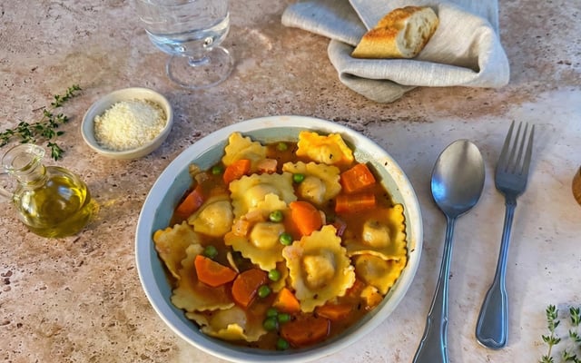 Soupe complète aux raviolis au jambon, petits pois et carottes