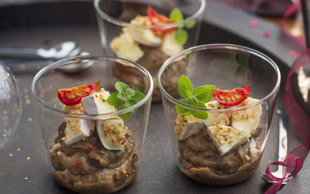Caviar d'aubergines et Mini Caprice, crumble cacahuètes