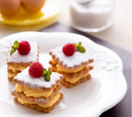 Mille-feuilles de minis petits-beurres à la crème vanillée