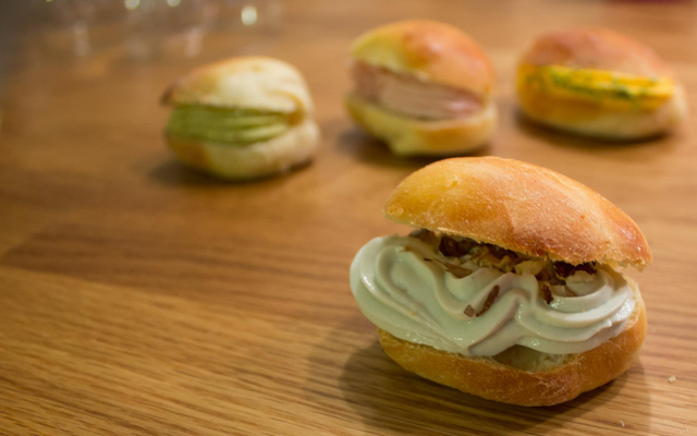 Navette briochée et mousse au Saint Agur et aux noix