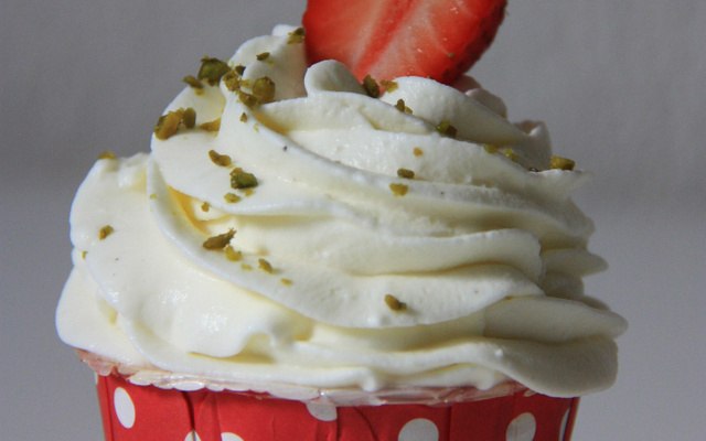 Cupcakes amande cœur de fraise et crème vanille