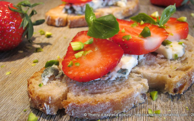 La tartine, témoin d'un mariage heureux entre la fraise et le roquefort